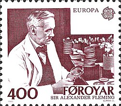 Retrato de Sir Alexander Fleming ilustrado en un sello postal.