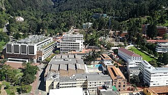 Vista general y emblemas institucionales de la Universidad de los Andes