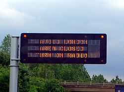Cartel de advertencia en la autopista M25 indicando restricciones de acceso a Londres.