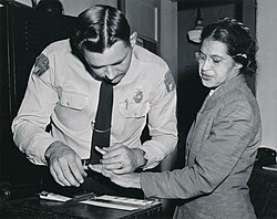 A Rosa Parks le toman las huellas dactilares tras ser arrestada por no ceder su asiento en un autobús a una persona blanca.
