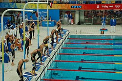 Nadador en competencia olímpica