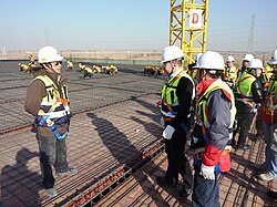 Supervisor instruyendo sobre el equipamiento de seguridad