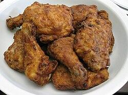 Trozos de pollo frito preparados para servir.