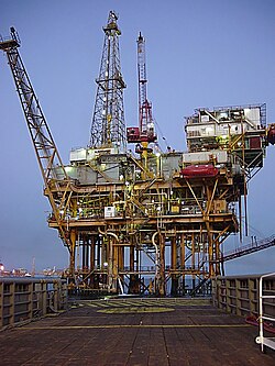 Plataforma de perforación petrolera costa afuera en el Golfo de México