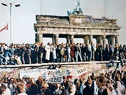 Ciudadanos celebrando la caída del muro