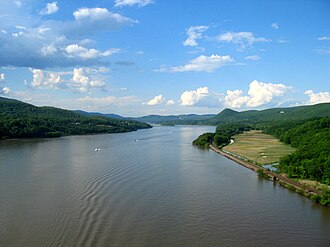 Vista panorámica del entorno natural del río Hudson.
