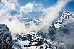Valle de Lauterbrunnen rodeado por paredes rocosas en los Alpes berneses