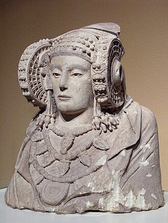Busto de la Dama de Elche mostrando su tocado y collares