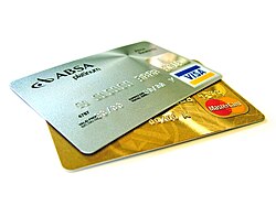 Una tarjeta de crédito utilizada para realizar compras y obtener una línea de crédito provista por un banco.