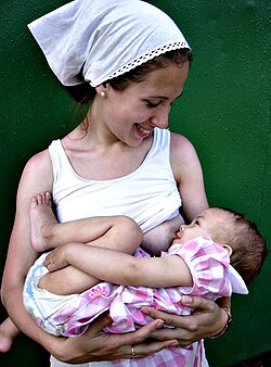 Madre amamantando a un bebé.