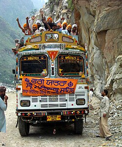 Peregrinos sijes en desplazamiento por caminos de la India