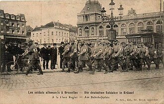 Tropas alemanas desfilan por Bruselas en 1914