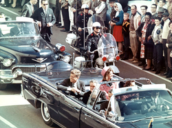 El presidente Kennedy con su esposa Jacqueline y el gobernador John Connally en la limusina presidencial
