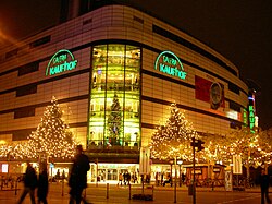 Iluminación navideña de unos grandes almacenes en Fráncfort del Meno, Alemania.