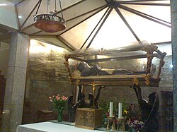 Cuerpo de San José de Cupertino en la cripta de la basílica de Osimo