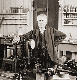 Thomas Edison en su laboratorio, año 1901.