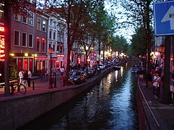 Escaparates característicos del Barrio Rojo de Ámsterdam