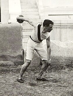 Retrato fotográfico de Robert Garrett, medallista olímpico estadounidense.