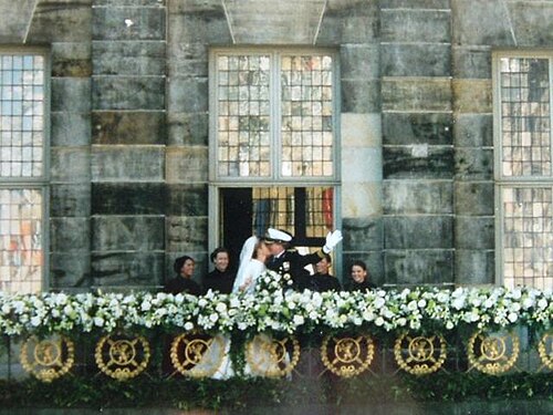 Beso en el balcón del Palacio Real de Ámsterdam