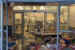 Interior de un comercio vandalizado en Minneapolis tras las protestas por la muerte de George Floyd.