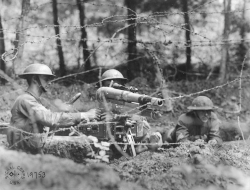 Soldados estadounidenses operando un cañón M1916 de 37 mm durante el año 1918.