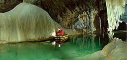 Lago subterráneo en la cueva Križna jama en Eslovenia.