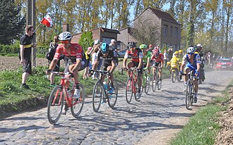 El grupo principal de ciclistas durante la París-Roubaix 2017 a 26 km de la meta