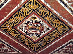 Representación del dios moche Ai Apaec en un relieve mural de la Huaca de la Luna.