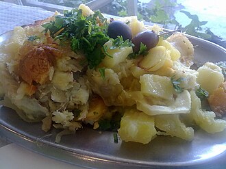 Plato de Bacalhau à Gomes de Sá con sus ingredientes principales