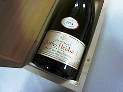Botella y copa de champán blanc de blancs