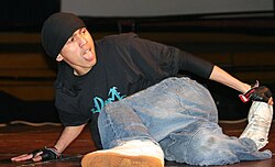 Bailarín de breakdance en una postura dinámica