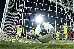 Ejecución de un tiro en un campo deportivo
