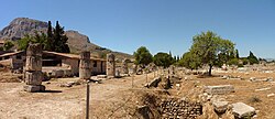 Restos arquitectónicos de la Estoa sur en el área del ágora corintia.