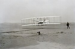Réplica o fotografía histórica del Wright Flyer de los hermanos Wright