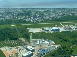 Vista aérea de la pista de aterrizaje y terminal del Aeropuerto Internacional Eugene F. Correia - Ogle