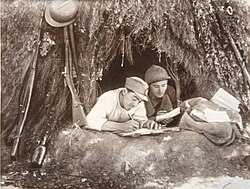 Combatientes escribiendo cartas en el frente de la brigada de Miaja