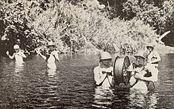 Linieros vadeando el río Lunga