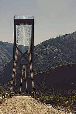Puente atirantado Yelcho en la Carretera Austral