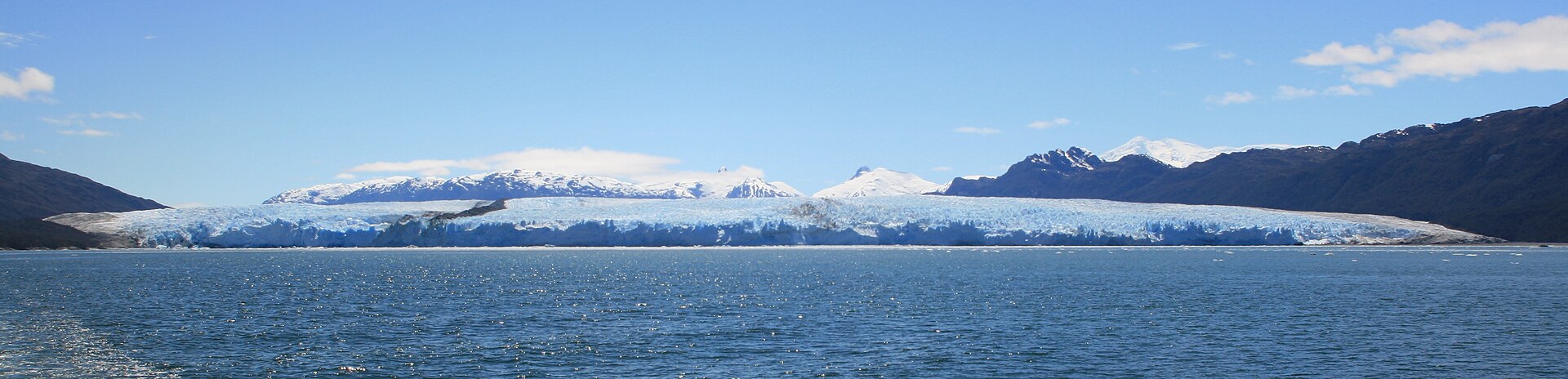 Detalle de la prominente racha oscura formada por una morrena en el glaciar