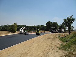 Trabajos de alquitranado en una vía pública en Francia
