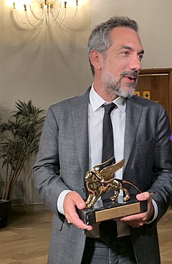 Todd Phillips con el León de Oro obtenido por Joker