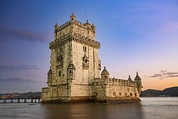 Vista general de la Torre de Belém en su entorno fluvial