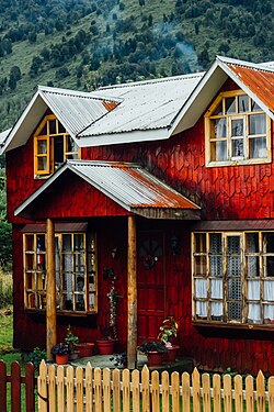 Casa típica con arquitectura tradicional de madera