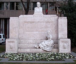 Monumento a Juan Valera en Madrid