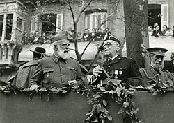 El general Cabanellas junto a otros mandos militares en el desfile de San Sebastián