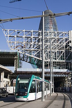 Montaje del voladizo metálico del edificio