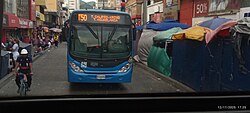 Bus articulado del MIO en carril exclusivo