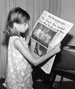 Portada histórica del periódico anunciando la llegada del hombre a la Luna