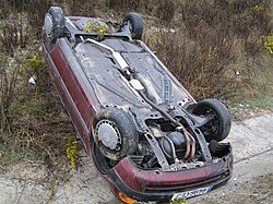 Coche volcado en el asfalto tras un siniestro vial en España