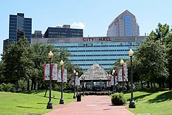 Vista del ayuntamiento de Nueva Orleans en la Plaza Duncan